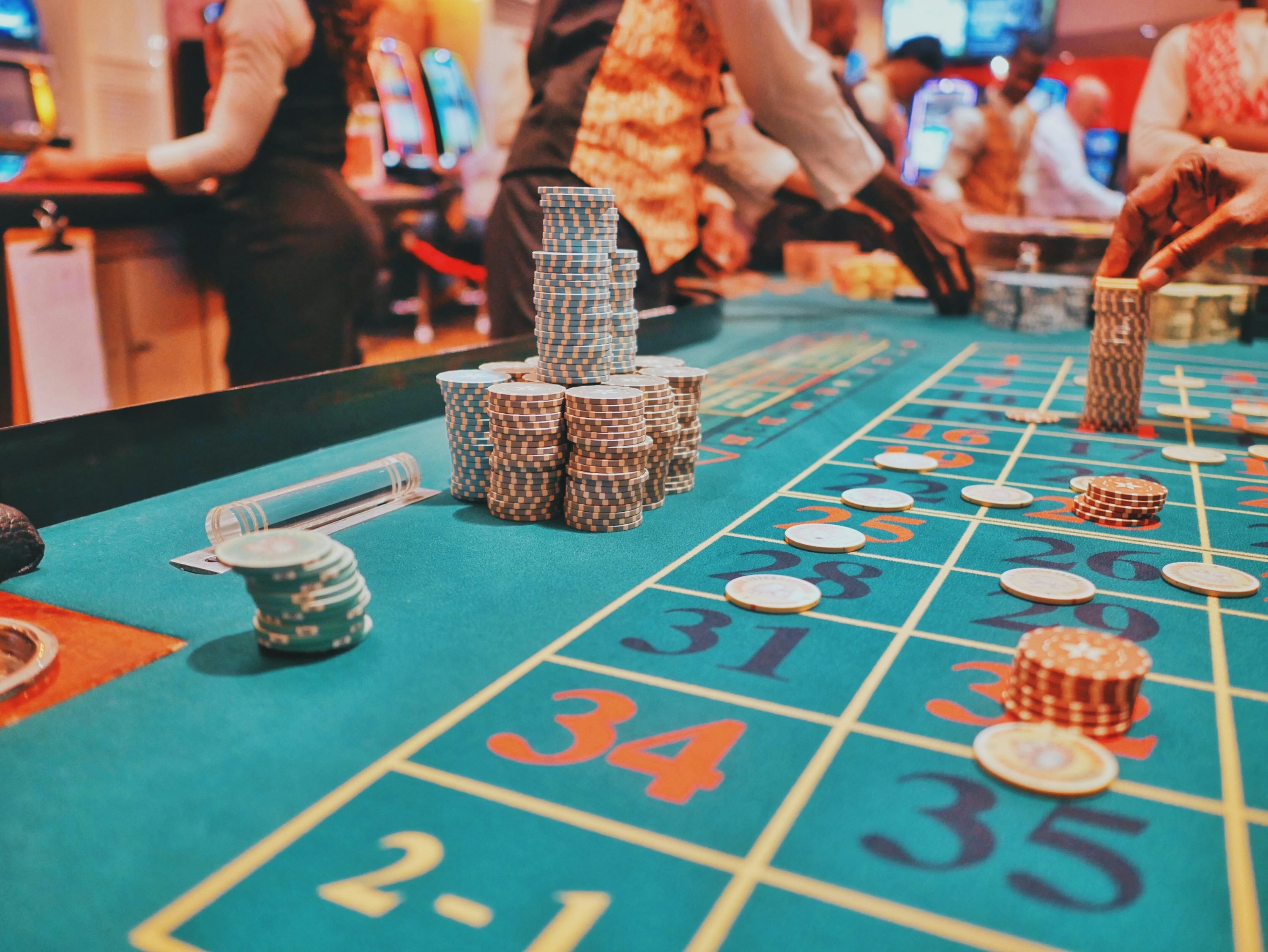 Filipino players enjoying 888jl live casino and sports betting on mobile